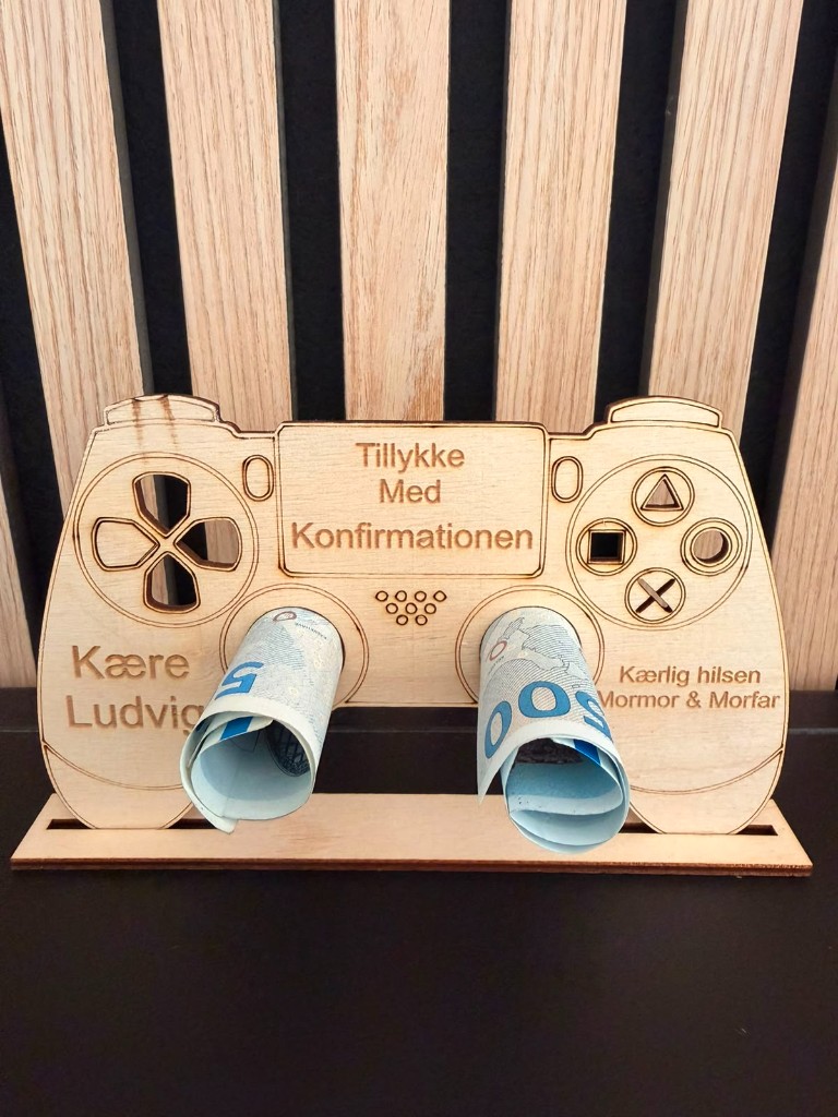 Gavekort i træ formet som controller