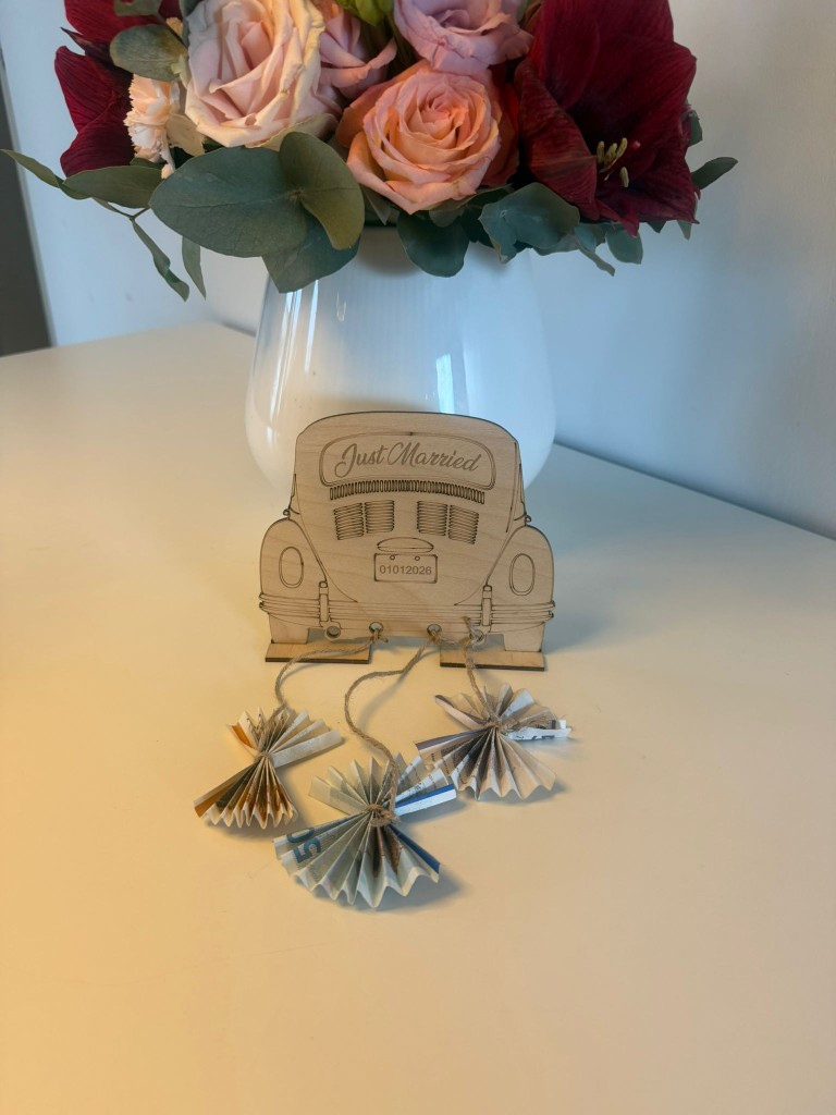 Gavekort i træ formet som Just Married bil