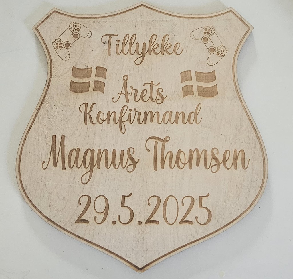 Våbenskjold i birkefiner til konfirmation