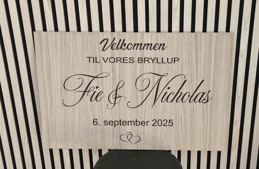 Velkomstskilt til bryllup i egetræfiner