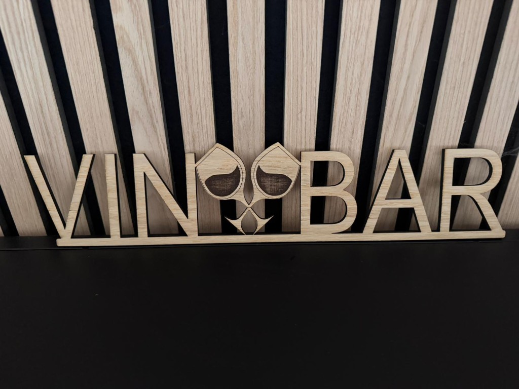 Vinbar-skilt i egetræfiner
